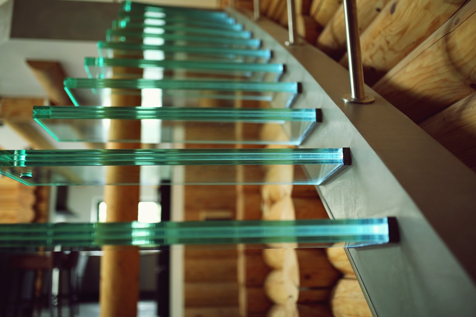 Przepiękne szklane schody po których chodzi się z przyjemnością