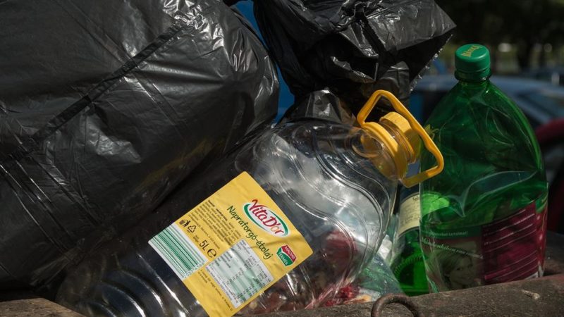 Butelki plastikowe powodują degradację środowiska naturalnego